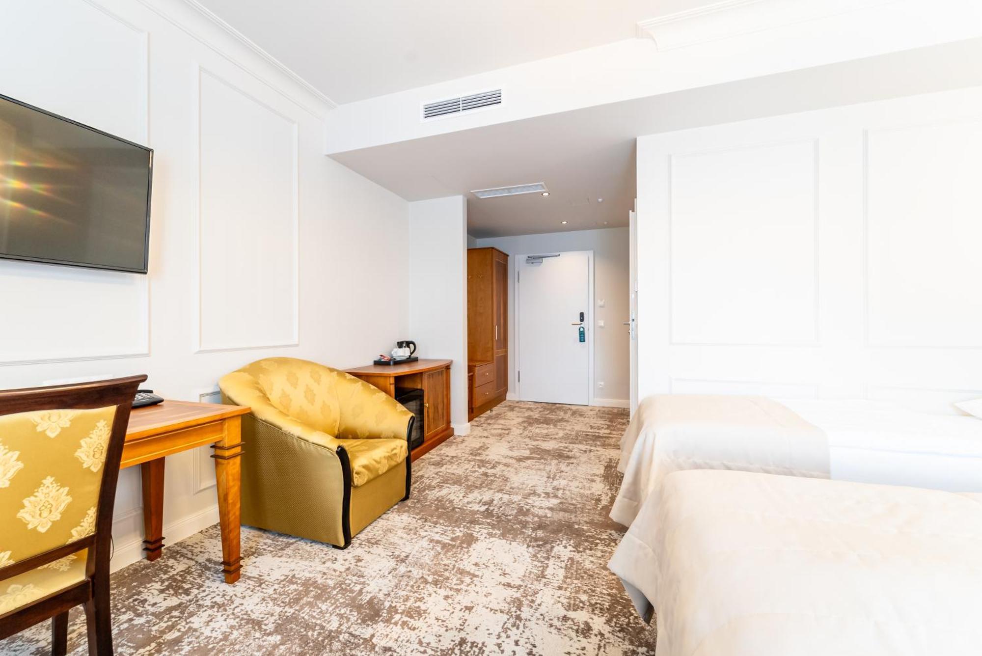 אופולה Hotel Piast מראה חיצוני תמונה